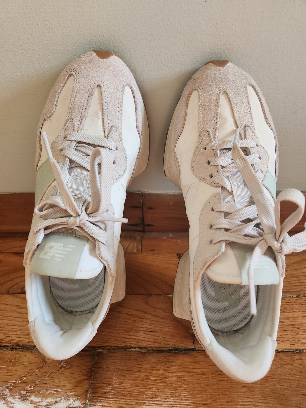 New Balance Size 7 Beige & White Women's Athletic Sneakers